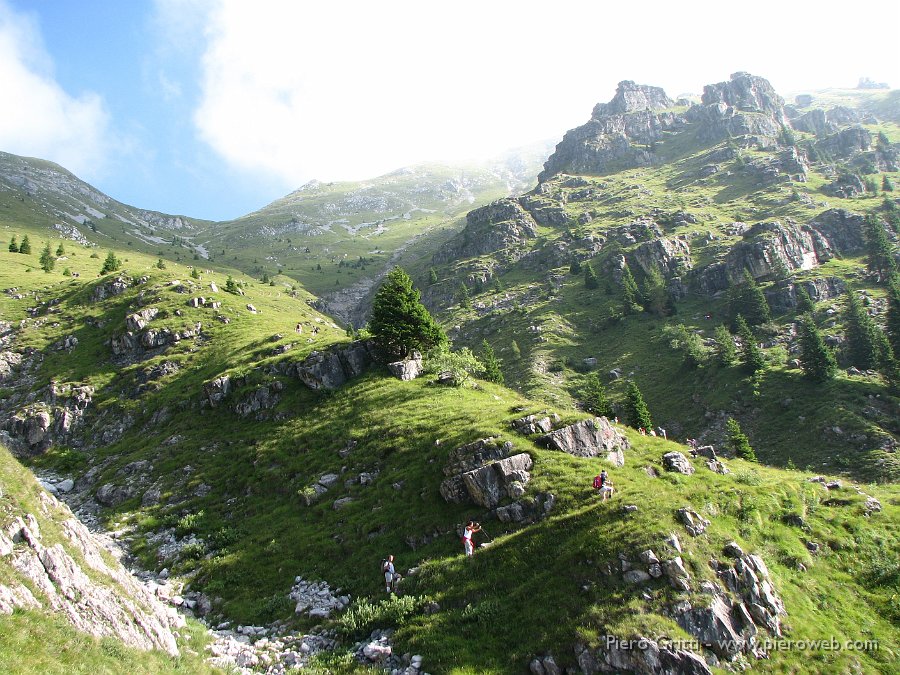 Menna3ag08 033.jpg - La Val Carnera brulica di persone fin sù al Bivacco M.A.G.A.